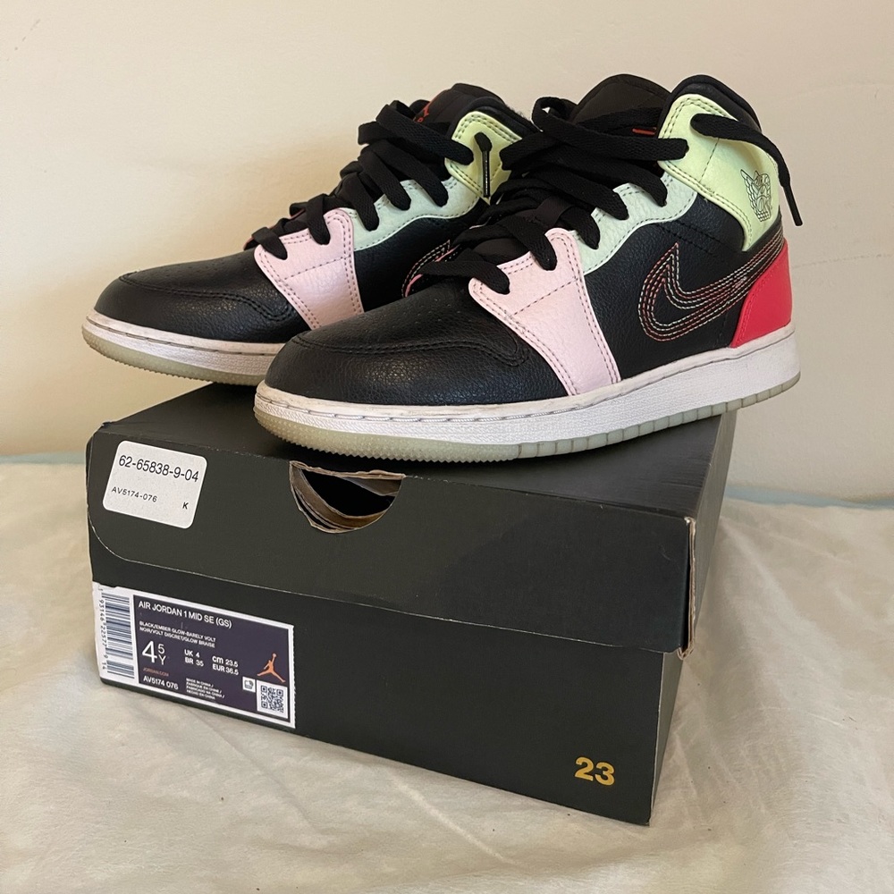 Air Jordan 1 - Glow in The Dark
